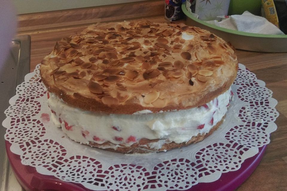 Schneemousse-Erdbeertorte Schneemousse-Erdbeertorte