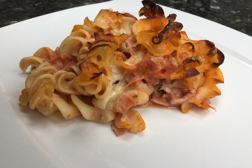 Nudelauflauf mit Kochschinken und Tomaten