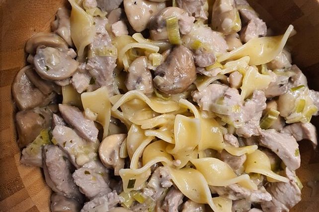 Grüne Bandnudeln mit Schweinefilet in Champignon - Sahnesauce von ...