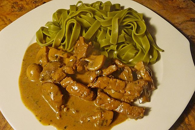 Grüne Bandnudeln mit Schweinefilet in Champignon - Sahnesauce von ...