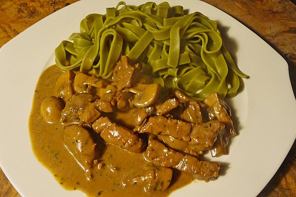 Grüne Bandnudeln mit Schweinefilet in Champignon - Sahnesauce