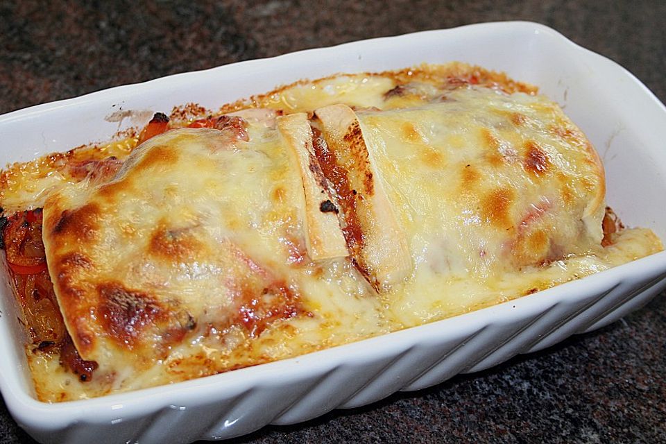 Hamburger auf Toastbrot, überbacken mit Käse