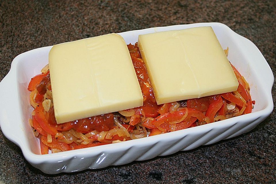 Hamburger auf Toastbrot, überbacken mit Käse