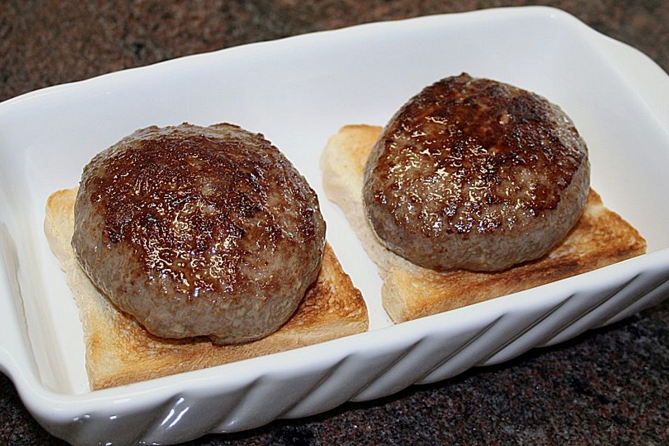 Hamburger auf Toastbrot, überbacken mit Käse