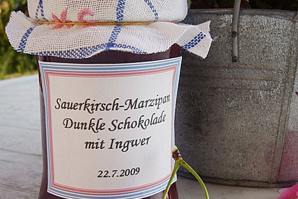 Sauerkirsch - Marzipan Konfitüre mit dunkler Schokolade