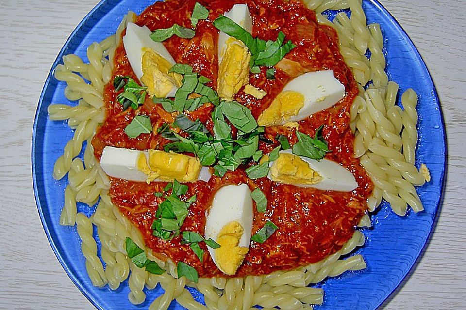 Spaghetti mit Thunfisch - Eier - Koriander - Tomatensoße