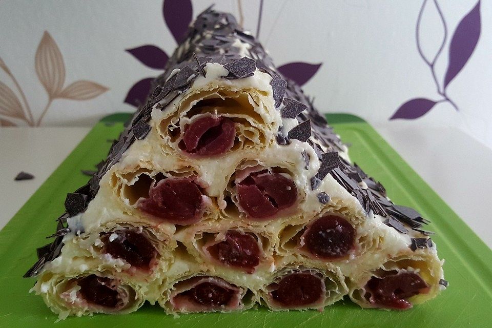 Blätterteig - Kirsch - Pyramide Blätterteig - Kirsch - Pyramide