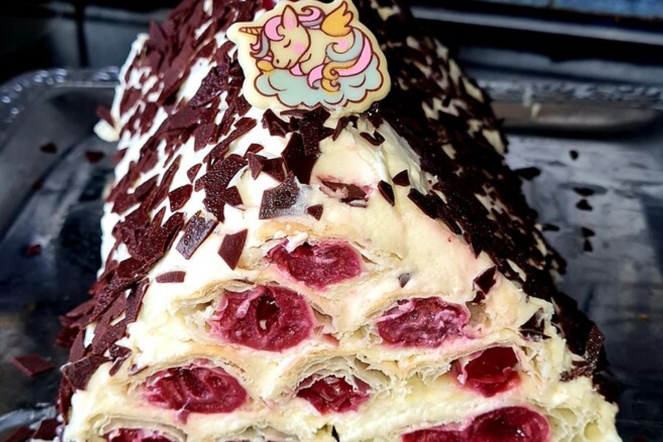 Blätterteig - Kirsch - Pyramide Blätterteig - Kirsch - Pyramide