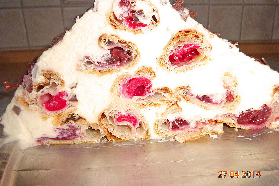 Blätterteig - Kirsch - Pyramide Blätterteig - Kirsch - Pyramide