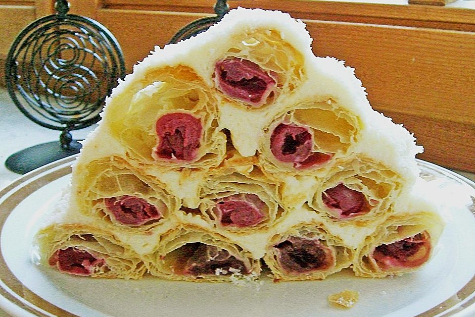 Blätterteig - Kirsch - Pyramide Blätterteig - Kirsch - Pyramide