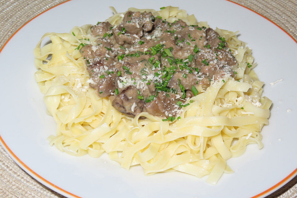 Tagliatelle mit Hähnchenleber in Sahnesoße