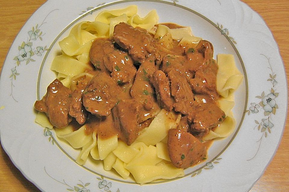 Tagliatelle mit Hähnchenleber in Sahnesoße