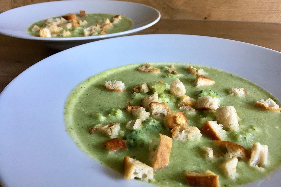 Brokkolisuppe mit Knoblauch - Croutons