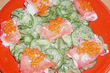 Lachsröllchen auf Gurkensalat