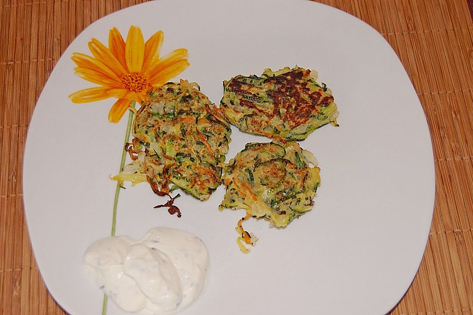 Zucchinipuffer mit Schafkäse - Dip