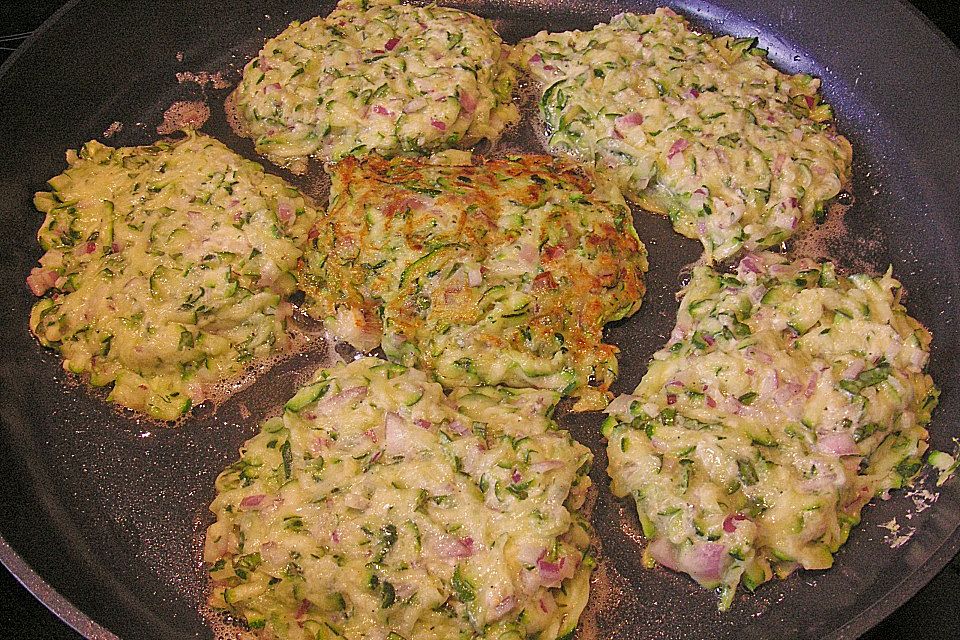 Zucchinipuffer mit Schafkäse - Dip