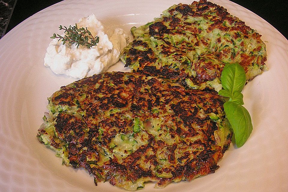 Zucchinipuffer mit Schafkäse - Dip