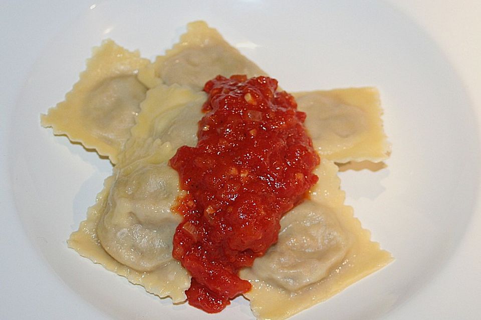 Ravioli mit frischen Feigen und Serranoschinken mit Tomatensugo