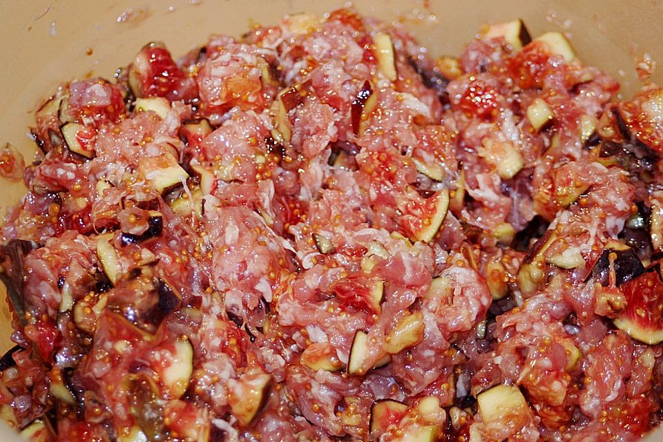 Ravioli mit frischen Feigen und Serranoschinken mit Tomatensugo
