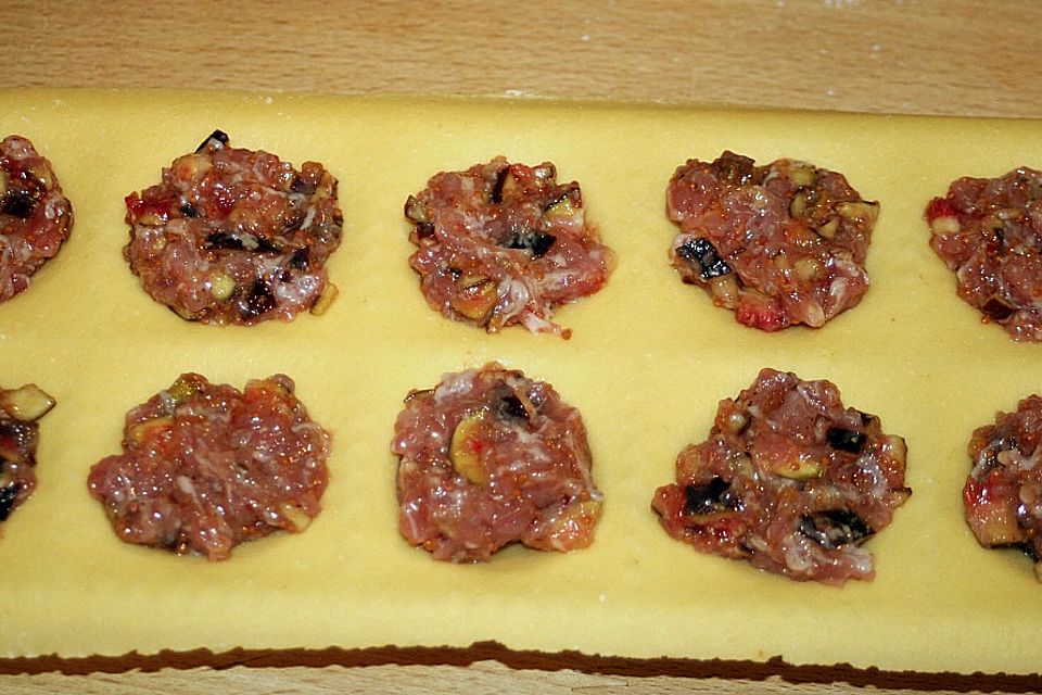 Ravioli mit frischen Feigen und Serranoschinken mit Tomatensugo