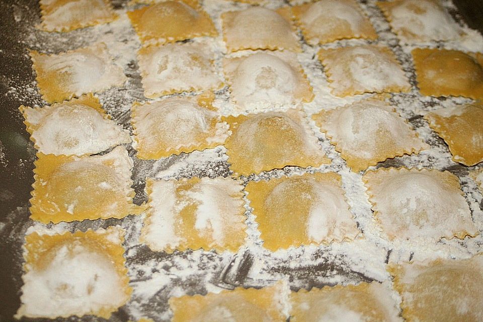 Ravioli mit frischen Feigen und Serranoschinken mit Tomatensugo
