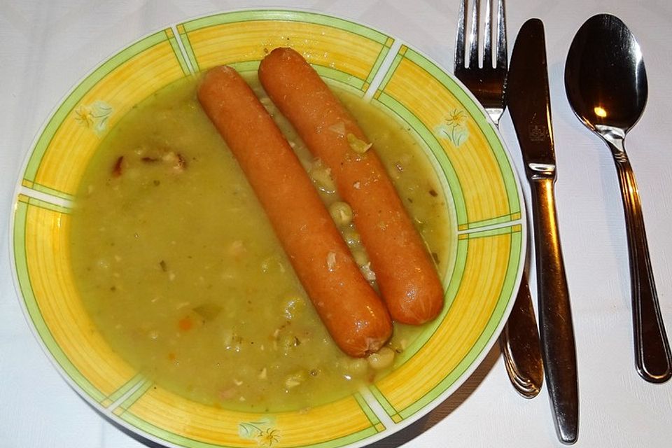 Erbsensuppe mit Würstchen