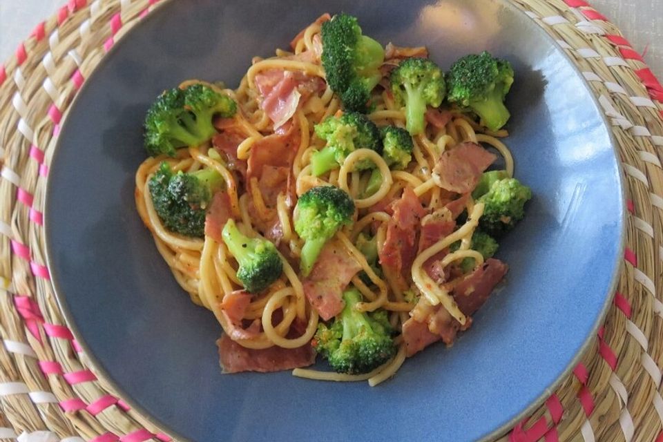 Spaghettini mit Schinken und Brokkoli