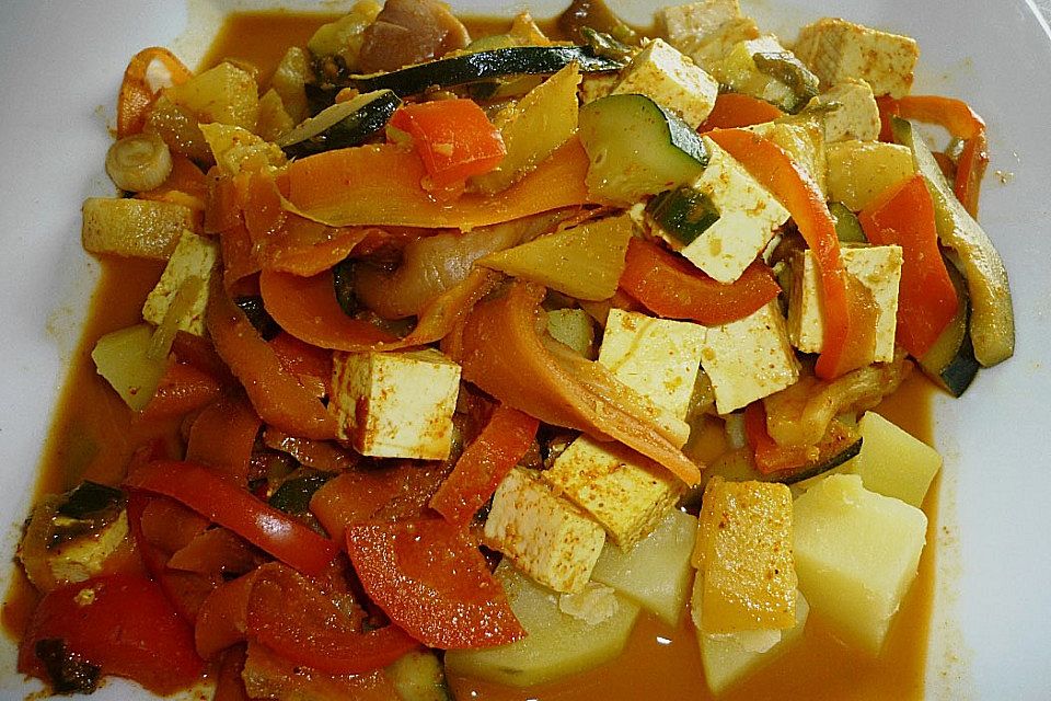 Bunte Gemüsepfanne mit Tofu auf Reis