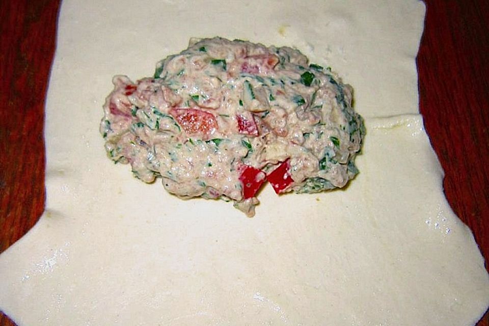 Frischkäse-Hackfleisch-Röllchen in Blätterteig