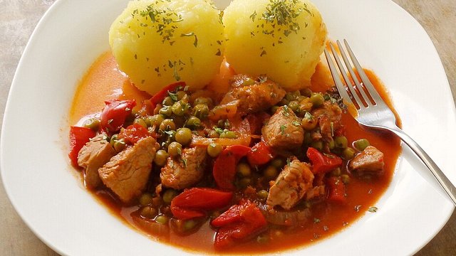 Puten - Gulasch mit Paprika und Rahm von annett-dm Puten - Gulasch mit Paprika und Rahm von annett-dm