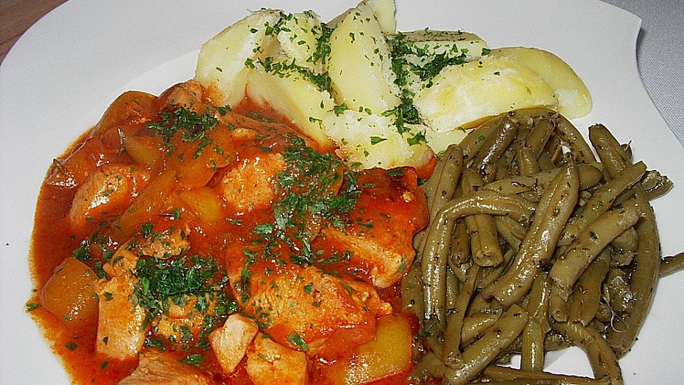 Puten - Gulasch mit Paprika und Rahm von annett-dm Puten - Gulasch mit Paprika und Rahm von annett-dm