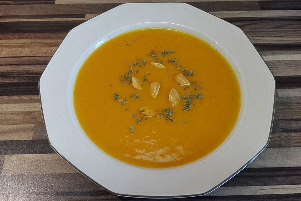 Kürbissuppe mit Ingwer und Kokos