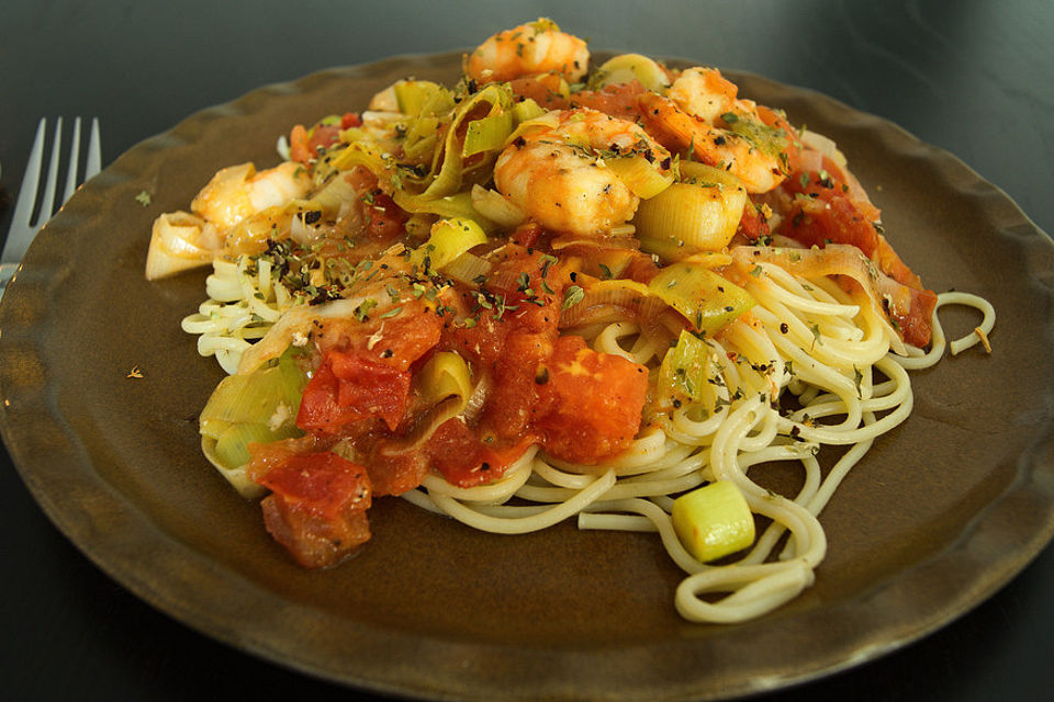 Pasta mit Tomaten und Garnelen