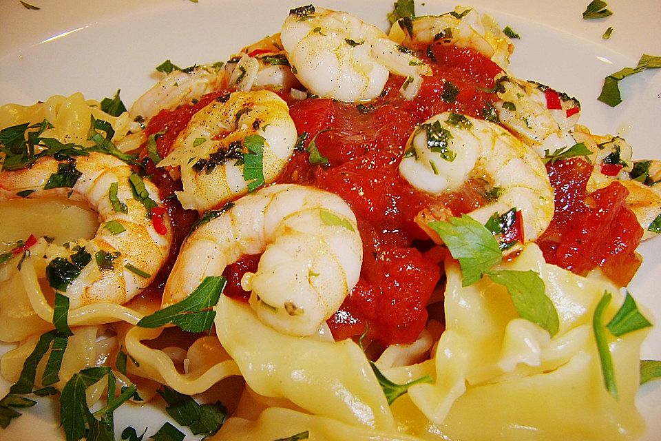 Pasta mit Tomaten und Garnelen