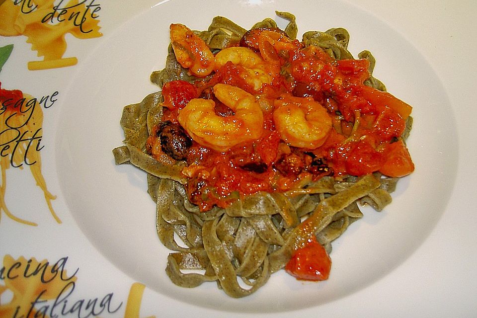 Pasta mit Tomaten und Garnelen