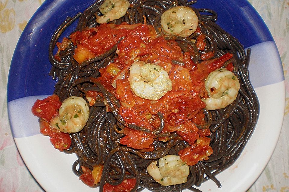 Pasta mit Tomaten und Garnelen