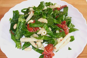 Nudelsalat mit getrockneten Tomaten und frischem Spinat