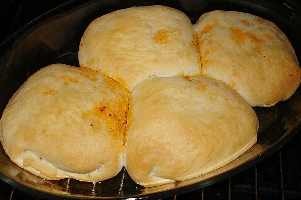 Weiche Brötchen gefüllt mit Hackfleisch