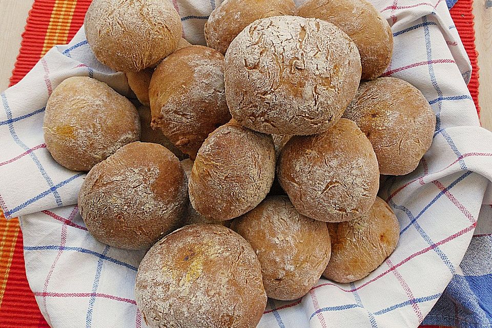 Weiche Brötchen gefüllt mit Hackfleisch