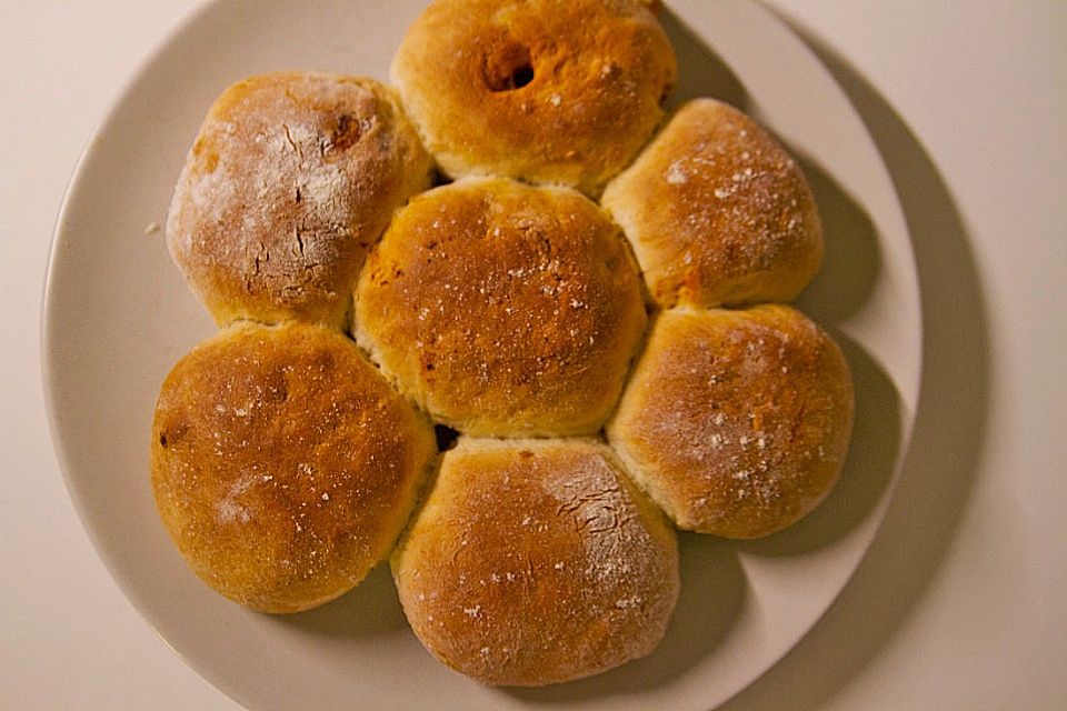 Weiche Brötchen gefüllt mit Hackfleisch