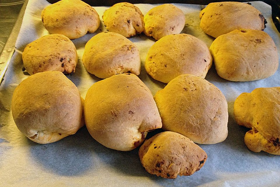 Weiche Brötchen gefüllt mit Hackfleisch