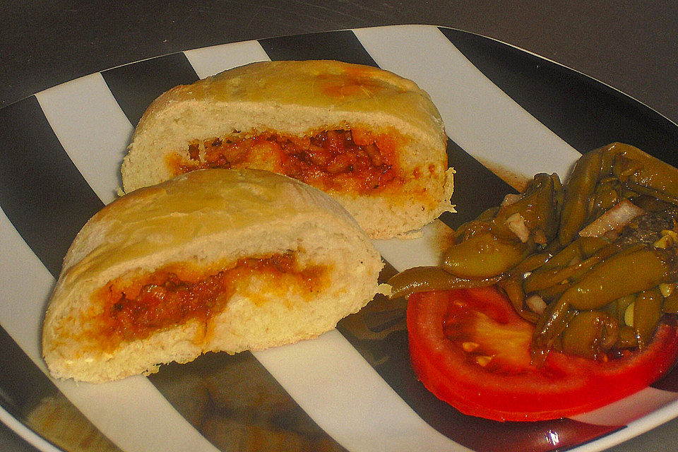 Weiche Brötchen gefüllt mit Hackfleisch