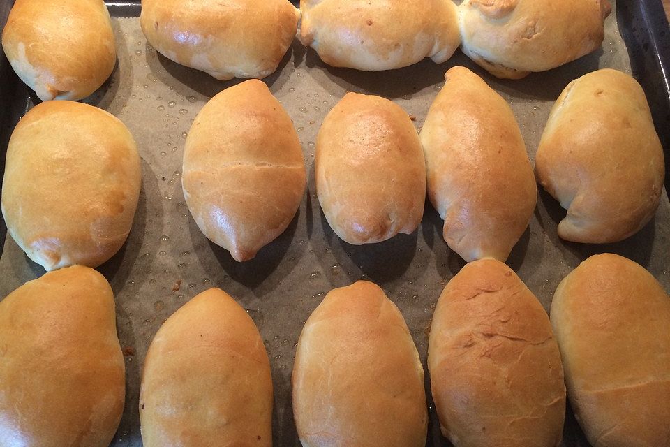 Weiche Brötchen gefüllt mit Hackfleisch