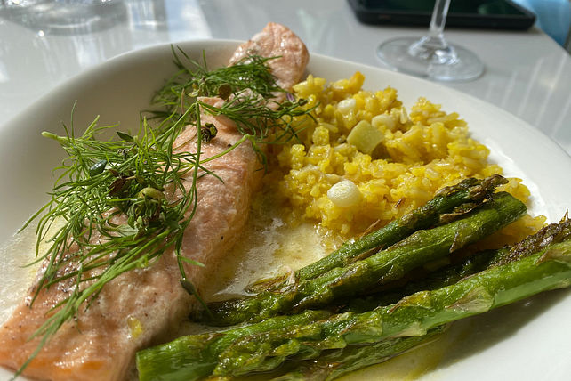 Pochierter Lachs in Sekt - Limetten - Sauce von eorann| Chefkoch