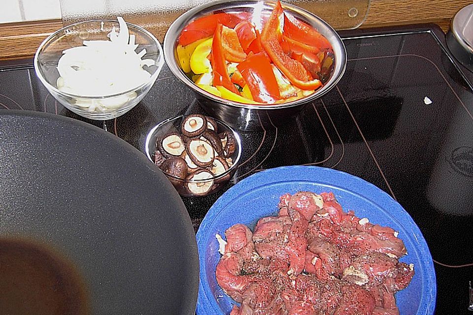 Rindfleisch mit Paprika aus dem Wok