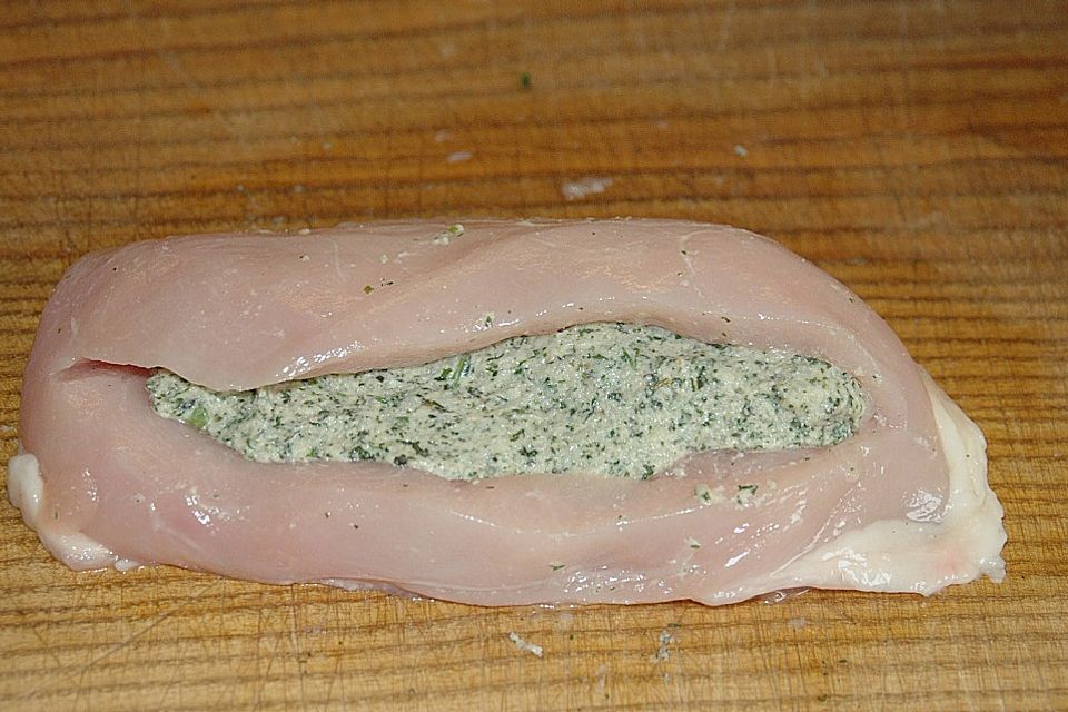 Gefüllte Hähnchenfilets auf grünem Frühlingsgemüse