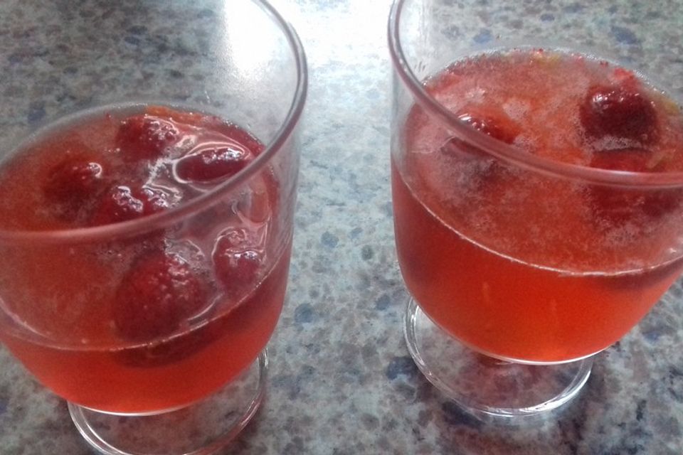 Zitronen - Sekt - Cocktail mit Erdbeeren