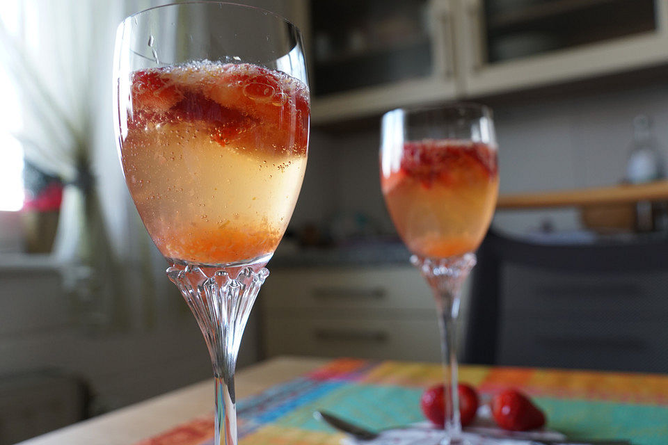 Zitronen - Sekt - Cocktail mit Erdbeeren