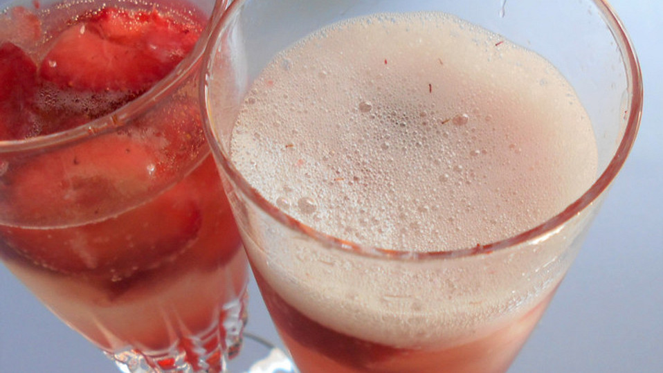 Zitronen - Sekt - Cocktail mit Erdbeeren von mamatuktuk