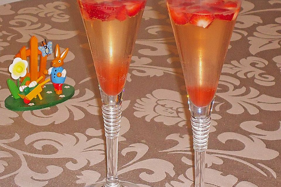 Zitronen - Sekt - Cocktail mit Erdbeeren